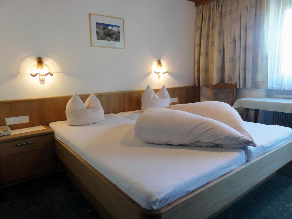 Gaestehaus Alpenland Tux Room photo