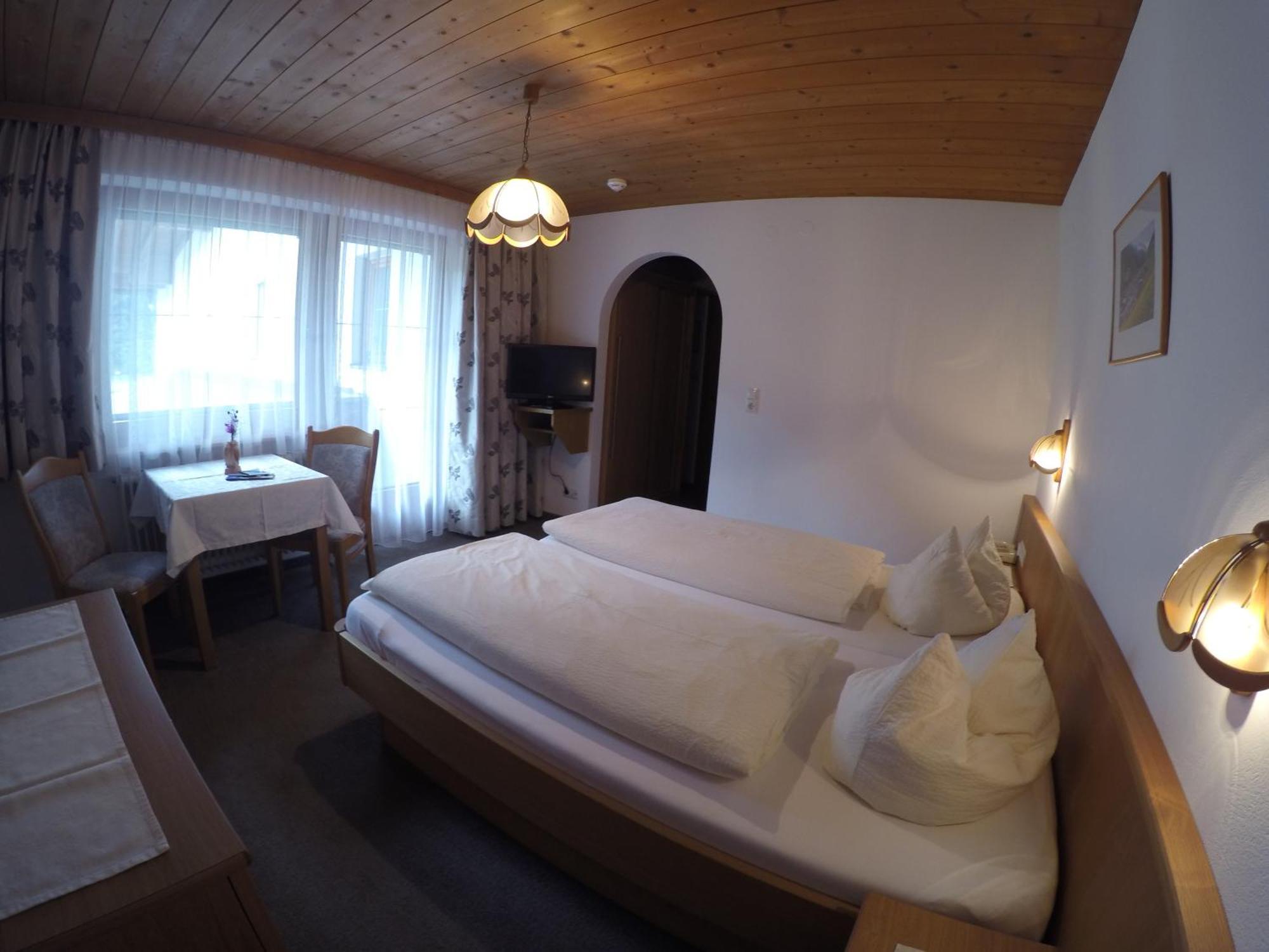 Gaestehaus Alpenland Tux Room photo